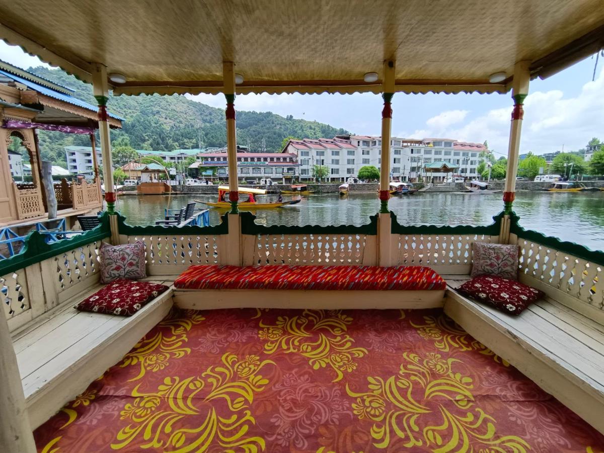 Young Pina Fore"Group Of Houseboat