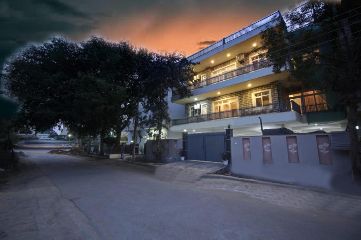Zoom Stay Apartments and Rooms